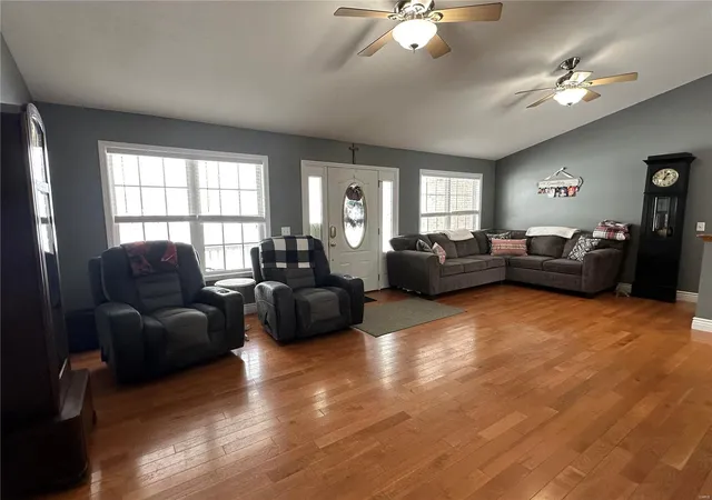 Photo 4 of Single family home for sale at 121 Stull Dr, Benton, MO 63736 | MLS# 25001769 | Listing updated on 2025-01-14