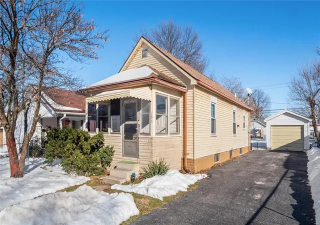 Photo 2 of Single family home for sale at 795 State St, Wood River, IL 62095 | MLS# 25001947 | Listing updated on 2025-01-15