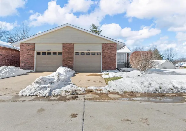 Photo 1 of Sale Pending at 1105 Chase Dr, Lake Saint Louis, MO 63367 | MLS# 25001952 | Listing updated on 2025-03-05