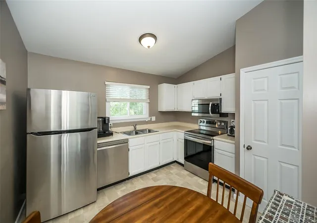 Photo 4 of Condo for sale at 657 Sugar Trl Ct #5, Saint Peters, MO 63376 | MLS# 25002049 | Listing updated on 2025-03-27