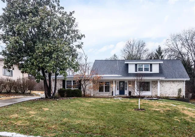 Photo 1 of Single family home for sale at 84 Forest Crst Dr, Chesterfield, MO 63017 | MLS# 25002302 | Listing updated on 2025-02-02
