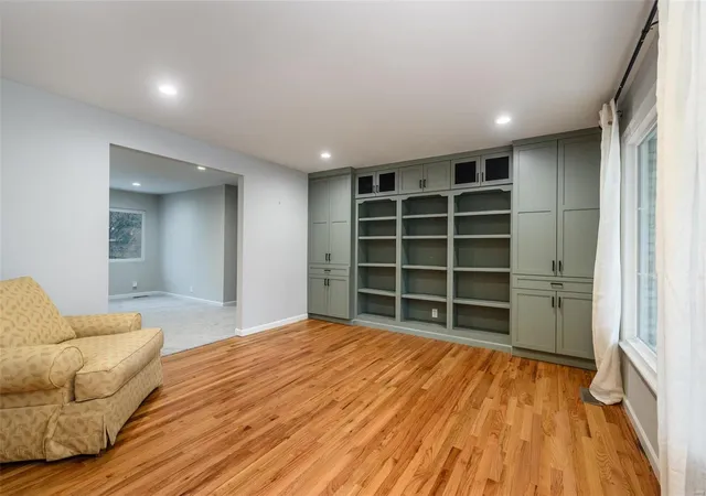 Photo 2 of Single family home for sale at 84 Forest Crst Dr, Chesterfield, MO 63017 | MLS# 25002302 | Listing updated on 2025-02-02