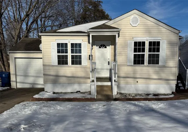 Photo 1 of Single family home for sale at 907 Charbonier Rd, Florissant, MO 63031 | MLS# 25002386 | Listing updated on 2025-01-17