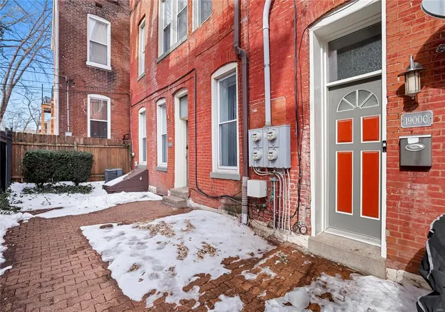 Listing Photo 2 - Condo for sale in building located at 1900 Sidney St, St. Louis, MO 63104 - Unit #C