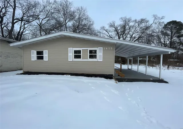 Photo 1 of Sale Pending at 1615 Doris Ave, East Saint Louis, IL 62206 | MLS# 25002461 | Listing updated on 2025-01-16