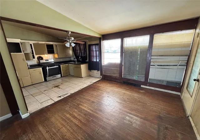 Photo 3 of Single family home for sale at 10551 Murat Dr, Saint Louis, MO 63136 | MLS# 25002526 | Listing updated on 2025-01-17