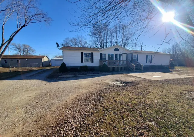 Photo 2 of Single family home for sale at 207 N Cooper St, Wayland, MO 63472 | MLS# 25002610 | Listing updated on 2025-02-27