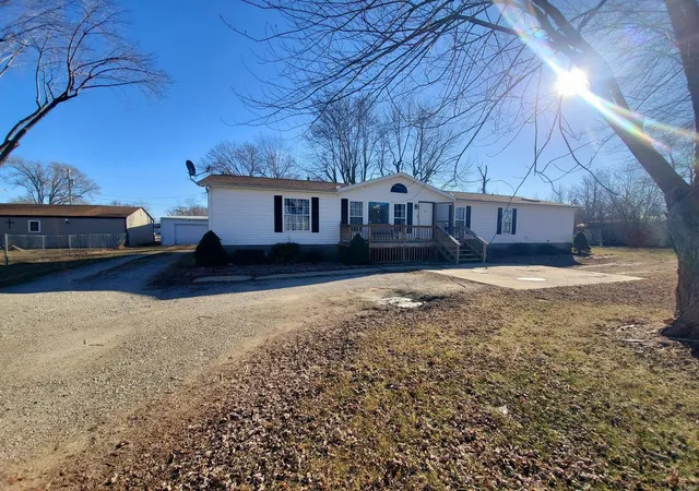Photo 3 of Single family home for sale at 207 N Cooper St, Wayland, MO 63472 | MLS# 25002610 | Listing updated on 2025-02-27