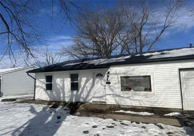 Photo 2 of Sale Pending at 821 Saint Monica Dr, East Saint Louis, IL 62206 | MLS# 25002850 | Listing updated on 2025-02-27