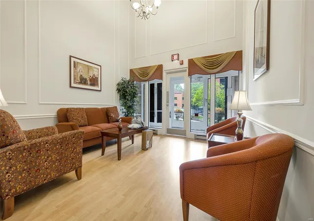 Listing Photo 2 - Condo for sale in building located at 572 Coeur De Royale Dr, Creve Coeur, MO 63141 - Unit #306