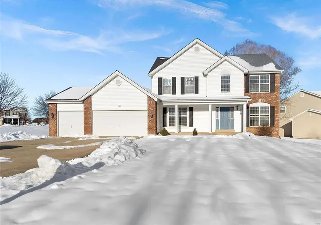 Photo 2 of Sale Pending at 257 Hickory Wood Dr, Lake Saint Louis, MO 63367 | MLS# 25002899 | Listing updated on 2025-03-13