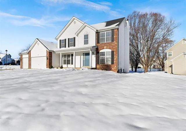 Photo 3 of Sale Pending at 257 Hickory Wood Dr, Lake Saint Louis, MO 63367 | MLS# 25002899 | Listing updated on 2025-03-13