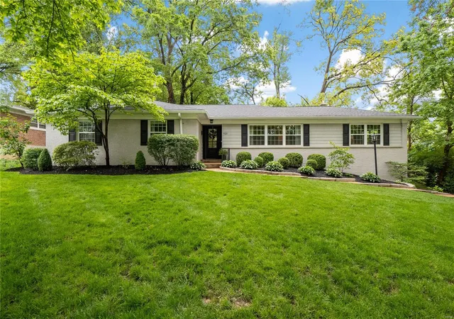 Photo 1 of Single family home for sale at 920 N Berry Rd, Saint Louis, MO 63122 | MLS# 25002978 | Listing updated on 2025-03-01