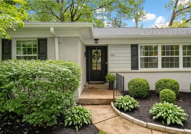 Photo 1 of Single family home for sale at 920 N Berry Rd, Saint Louis, MO 63122 | MLS# 25002978 | Listing updated on 2025-03-01