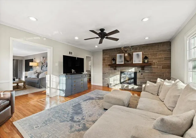 Photo 4 of Single family home for sale at 920 N Berry Rd, Saint Louis, MO 63122 | MLS# 25002978 | Listing updated on 2025-03-01