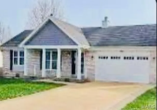 Photo 1 of Single family home for sale at 208 Forest Path Dr, Saint Peters, MO 63376 | MLS# 25003003 | Listing updated on 2025-03-14