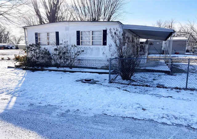 Photo 3 of Single family home for sale at 802 S Borders Ave, Marissa, IL 62257 | MLS# 25003138 | Listing updated on 2025-01-22