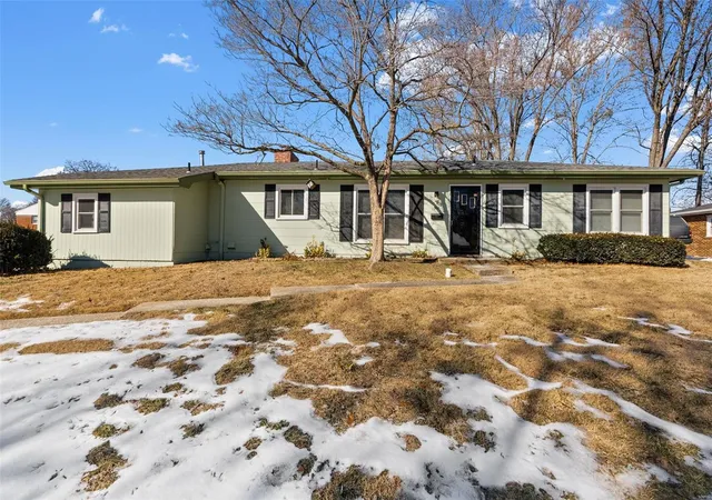 Photo 1 of Single family home for sale at 901 Barton Pl, Saint Charles, MO 63301 | MLS# 25003230 | Listing updated on 2025-01-23