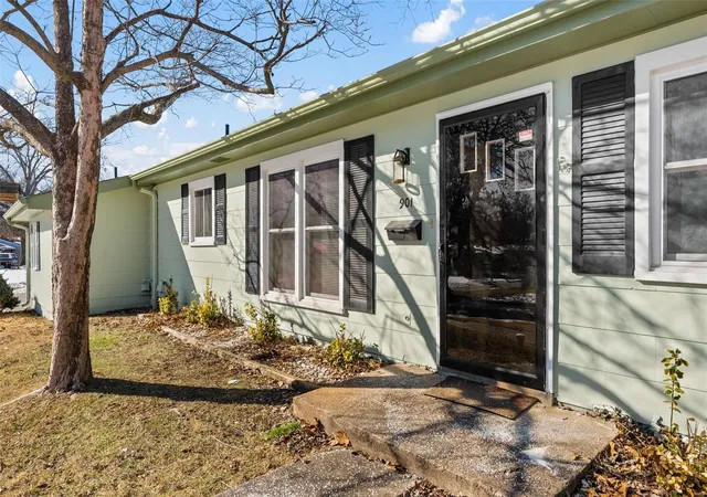 Photo 1 of Single family home for sale at 901 Barton Pl, Saint Charles, MO 63301 | MLS# 25003230 | Listing updated on 2025-01-23