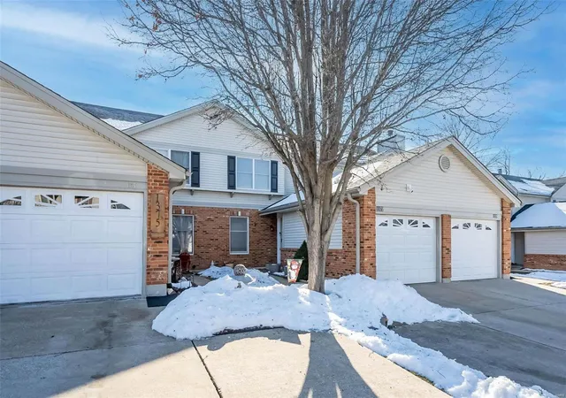 Photo 2 of Townhouse for sale at 1377 Deerfield Ests Dr, O Fallon, MO 63366 | MLS# 25003256 | Listing updated on 2025-01-22