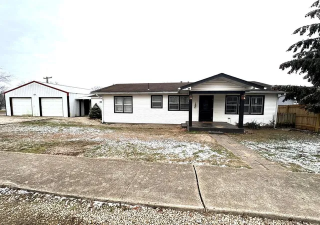 Homes for sale in Mountain View, MO | 221 E Third Street, Mountain View, MO 65548 | MLS# 25003351