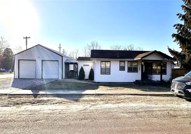 Homes for sale in Mountain View, MO | 221 E Third Street, Mountain View, MO 65548 | MLS# 25003351