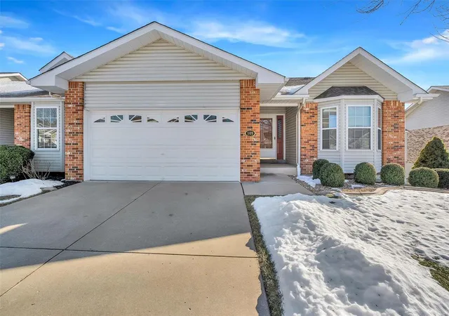 Photo 3 of Condo for sale at 109 Braewood Cir #2C, Saint Charles, MO 63301 | MLS# 25003355 | Listing updated on 2025-01-22