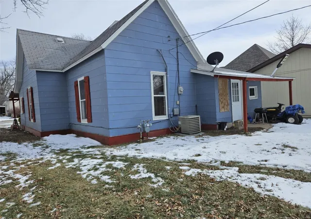 Photo 2 of Single family home for sale at 435 S Rollins, Centralia, MO 65240 | MLS# 25003464 | Listing updated on 2025-01-23