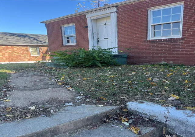 Photo 2 of Sale Pending at 3728 Avondale Ave, Saint Louis, MO 63121 | MLS# 25003667 | Listing updated on 2025-03-16