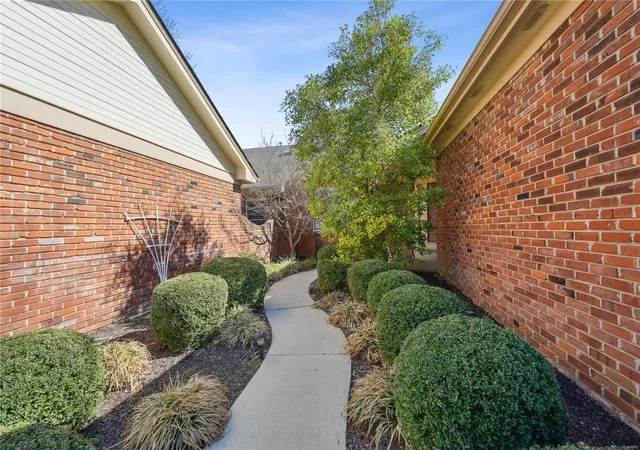 Photo 1 of Condo for sale at 304 Valley Frg Ct, Chesterfield, MO 63017 | MLS# 25003691 | Listing updated on 2025-03-24