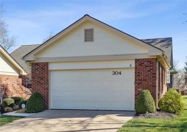 Photo 1 of Condo for sale at 304 Valley Frg Ct, Chesterfield, MO 63017 | MLS# 25003691 | Listing updated on 2025-03-24