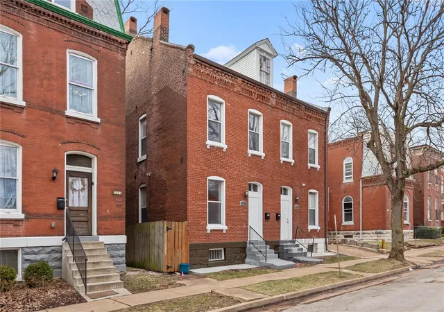 Photo 2 of Townhouse for sale at 2251 Indiana, Saint Louis, MO 63104 | MLS# 25003842 | Listing updated on 2025-02-26