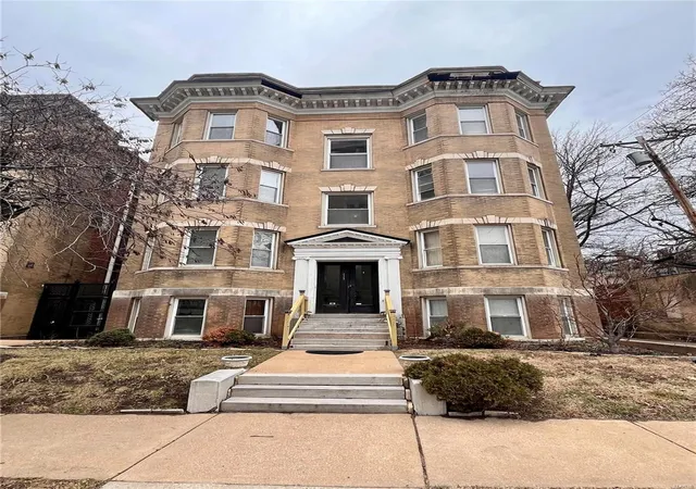 Photo 2 of Sale Pending at 411 N Newstead Ave #2N, Saint Louis, MO 63108 | MLS# 25003850 | Listing updated on 2025-03-09