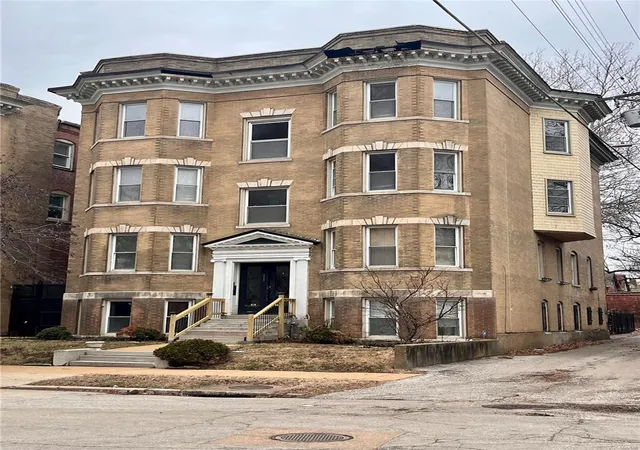 Photo 3 of Sale Pending at 411 N Newstead Ave #2N, Saint Louis, MO 63108 | MLS# 25003850 | Listing updated on 2025-03-09