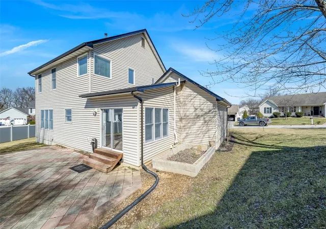 Photo 2 of Single family home for sale at 127 Bright Gem Dr, Saint Charles, MO 63304 | MLS# 25003927 | Listing updated on 2025-03-17