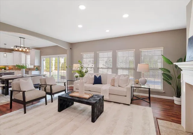 Photo 4 of Single family home for sale at 682 Avondale Dr, Saint Peters, MO 63376 | MLS# 25003984 | Listing updated on 2025-03-19