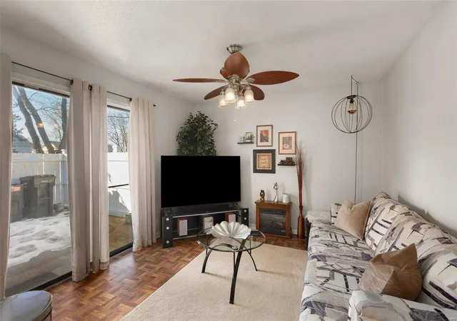 Listing Photo 5 - Condo for sale in building located at 2438 Forest Shadows Dr, Saint Louis, MO 63136