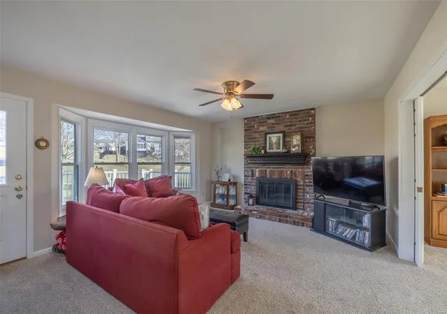 Photo 3 of Single family home for sale at 55 Huntington Pkwy, Saint Charles, MO 63301 | MLS# 25004060 | Listing updated on 2025-02-04