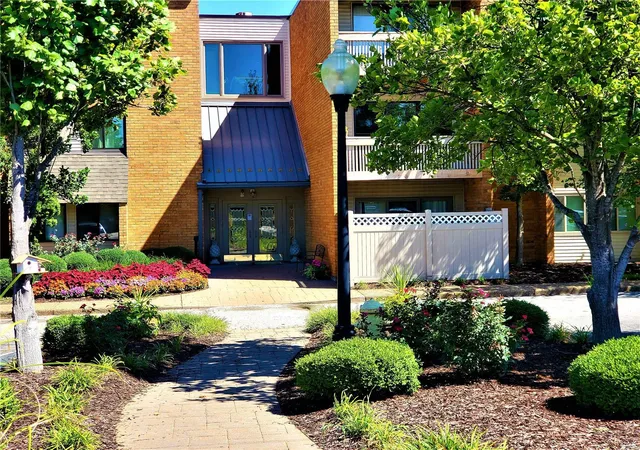 Listing Photo 4 - Condo for sale in building located at 950 E Rue De La Banque, Creve Coeur, MO 63141 - Unit #308
