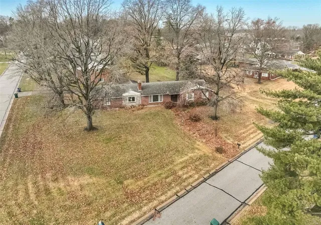 Photo 2 of Single family home for sale at 1401 Kendon Dr, Saint Louis, MO 63131 | MLS# 25004171 | Listing updated on 2025-01-27