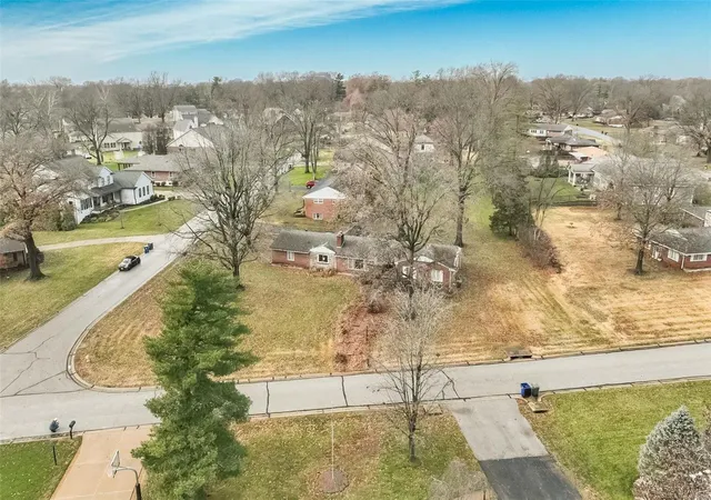 Photo 3 of Single family home for sale at 1401 Kendon Dr, Saint Louis, MO 63131 | MLS# 25004171 | Listing updated on 2025-01-27