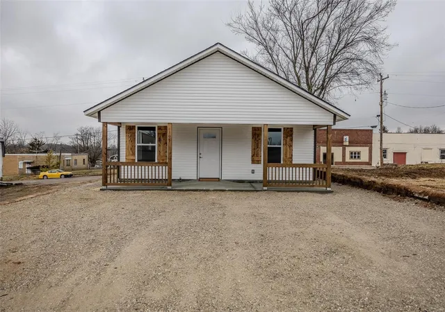 Photo 1 of Single family home for sale at 107 S Main St, Conway, MO 65632 | MLS# 25004184 | Listing updated on 2025-03-05