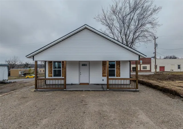 Photo 2 of Single family home for sale at 107 S Main St, Conway, MO 65632 | MLS# 25004184 | Listing updated on 2025-03-05
