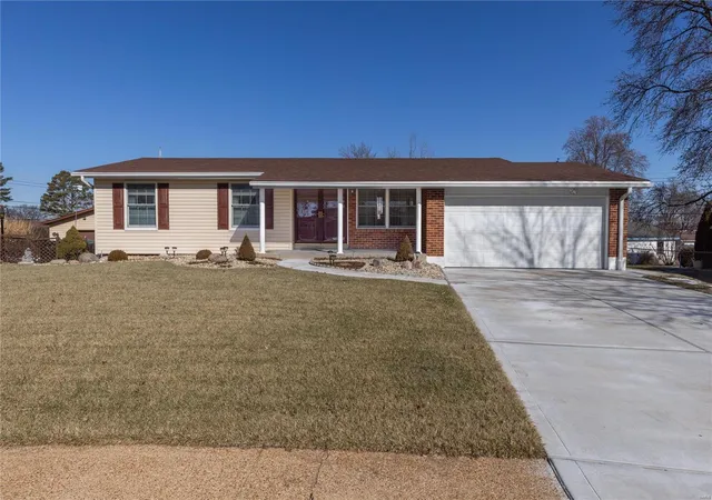 Photo 1 of Single family home for sale at 3331 Ringfield Dr, Saint Louis, MO 63125 | MLS# 25004185 | Listing updated on 2025-01-30