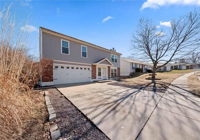 Photo 3 of Sale Pending at 1736 Lynncove Ln, Saint Charles, MO 63303 | MLS# 25004246 | Listing updated on 2025-03-14