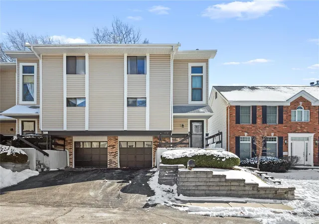 Condo for sale at 858 Lionsgate Dr, Saint Louis, MO 63130 | MLS# 25004368