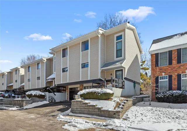 Photo 1 of Condo for sale at 858 Lionsgate Dr, Saint Louis, MO 63130 | MLS# 25004368 | Listing updated on 2025-03-17