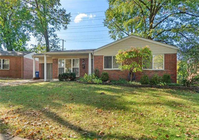 Photo 1 of Single family home for sale at 8662 Spoon Dr, Saint Louis, MO 63132 | MLS# 25004407 | Listing updated on 2025-03-03