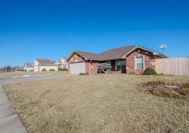 Photo 2 of Single family home for sale at 140 Venus St, Holts Summit, MO 65043 | MLS# 25004602 | Listing updated on 2025-01-29