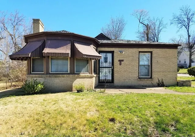 Photo 1 of Sale Pending at 200 Henquin Dr, Saint Louis, MO 63135 | MLS# 25004619 | Listing updated on 2025-02-28